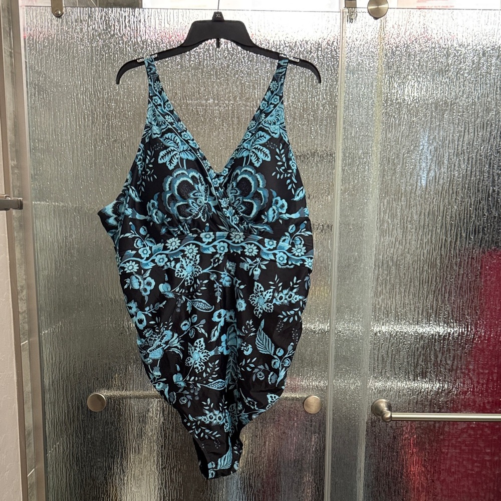 One piece swimsuit with skirt - Picture 2 of 5